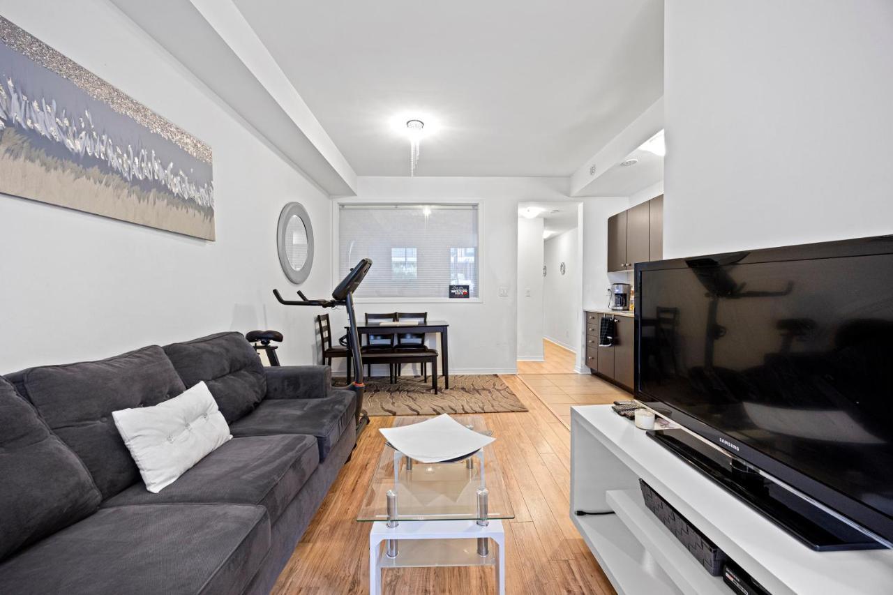 Апартаменты Beautiful Townhouse Near Yorkdale Mall, Wilson Subway Торонто Экстерьер фото