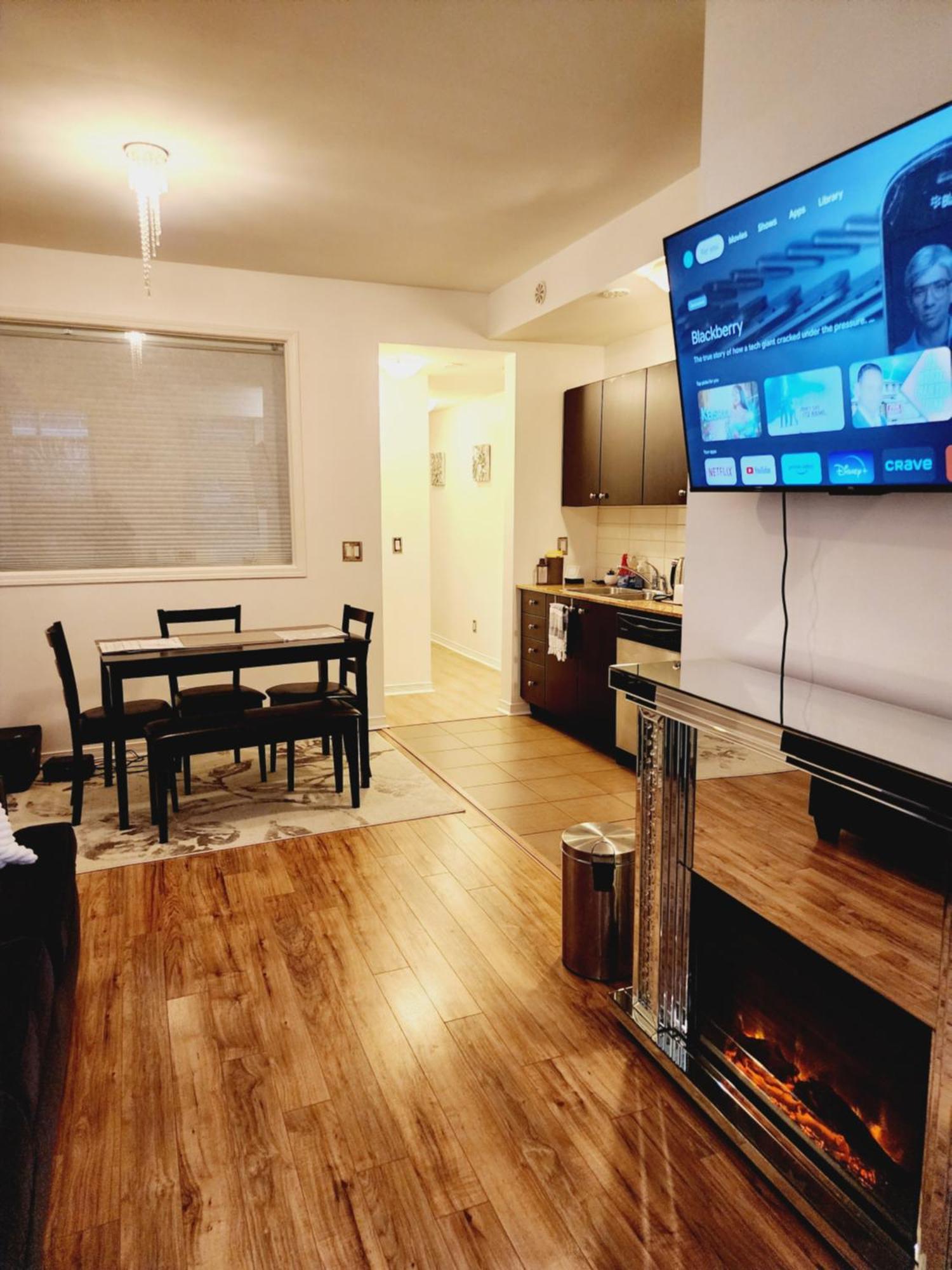 Апартаменты Beautiful Townhouse Near Yorkdale Mall, Wilson Subway Торонто Экстерьер фото